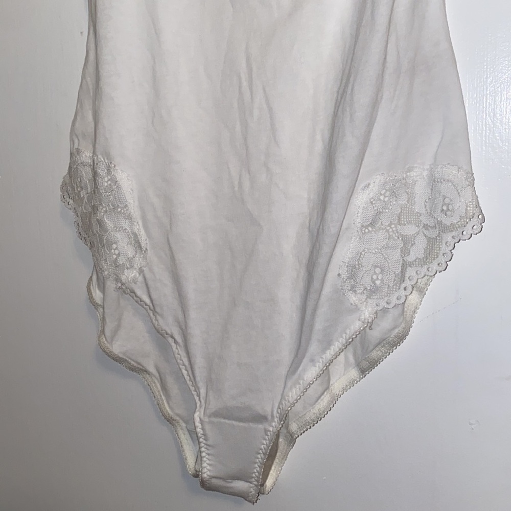 FREE PEOPLE
Intimately Fp Side Of Sass Lace Trim Bodysuit In White - Picture 5 of 9